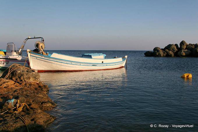 Barca bianca e blu sul mare calmo, Frangokastello - Creta, Grecia