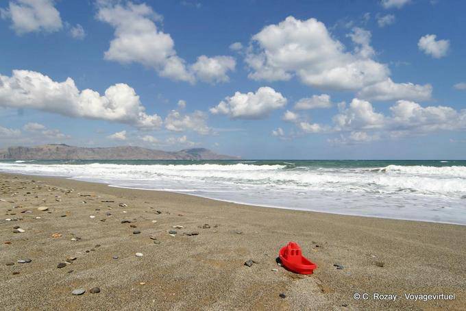 Barca di plastica e ciottoli sulla spiaggia di sabbia, Georgioupoli - Creta, Grecia