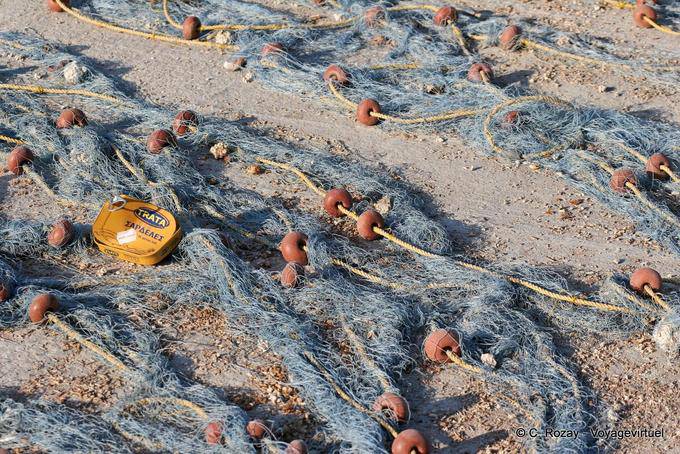 Reti da pesca e scatola di sardine, Georgioupoli - Creta, Grecia
