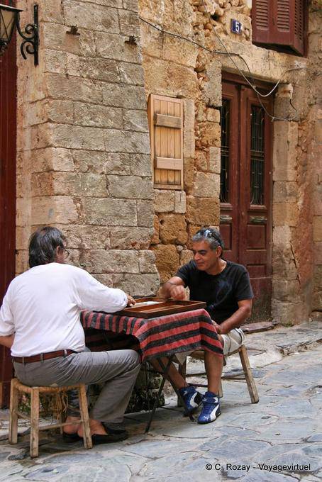 Parte di tavli a Chania - Creta, Grecia