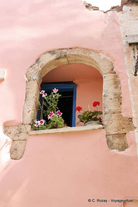Gerani sulla finestra Hania (Canea) - Creta, Grecia