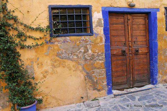 Porta a muro blu e giallo, Chania - Creta, Grecia