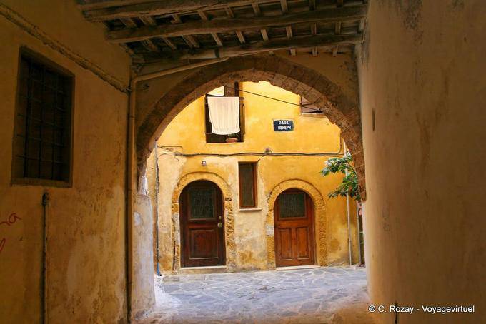 Antico passaggio nel centro storico, Chania - Creta, Grecia