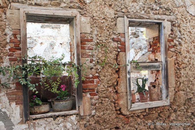 Hania (Canea) Fiori e rovine disabitate - Creta, Grecia