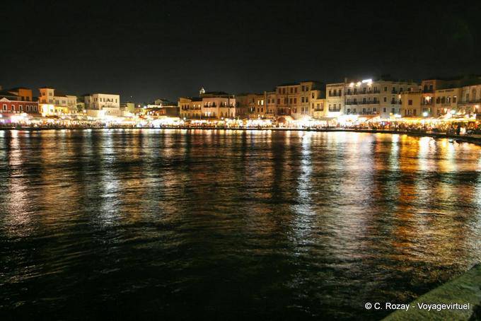 Panorama del pittoresco porto vecchio di Chania illuminato - Creta, Grecia