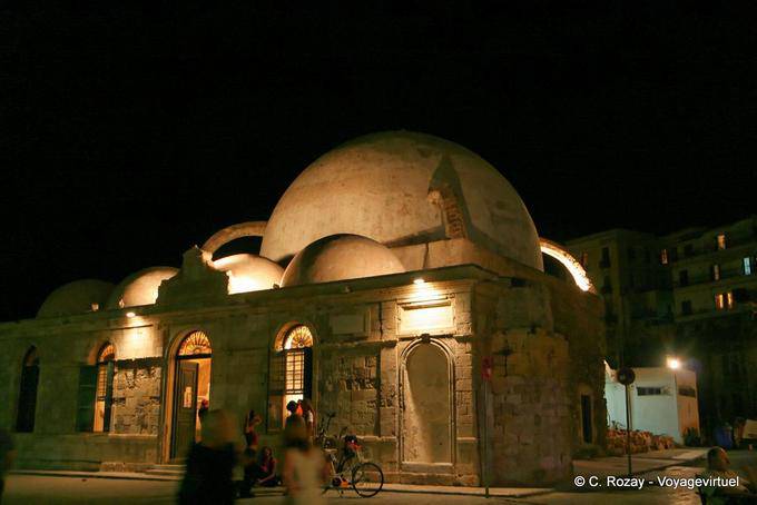 Moschea di Hassan Kioutsouk di notte, ottomano Era Chania (La Canea) - Creta, Grecia