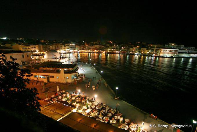 Vita notturna sul porto veneziano di Chania - Creta, Grecia