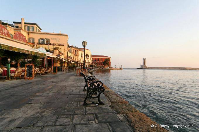 Calma del mattino senza che nessuno sul porto di Chania - Creta, Grecia
