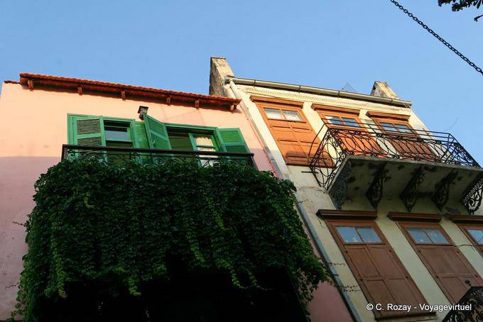 Balcone con felci pendenti Chania (La Canea) - Creta, Grecia