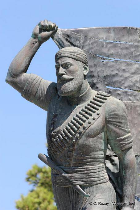 Concentrarsi sulla statua di Kayaledakis, Chania - Creta, Grecia
