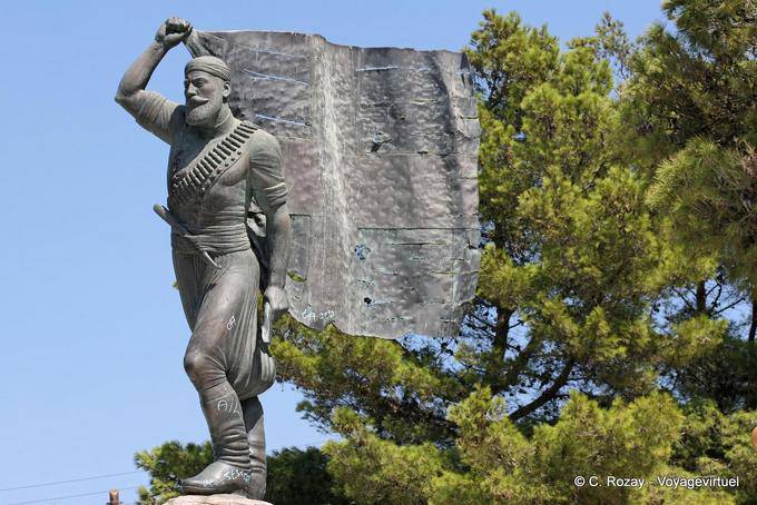 Chania, la statua di Spiros Kayales eroe morto 5 settembre 1929 in Chalepa - Creta, Grecia