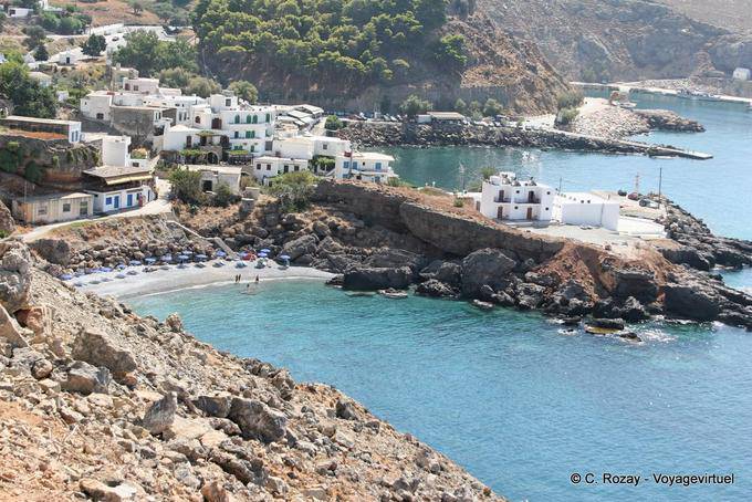 La città e la spiaggia di ciottoli di Hora Sfakion - Creta, Grecia