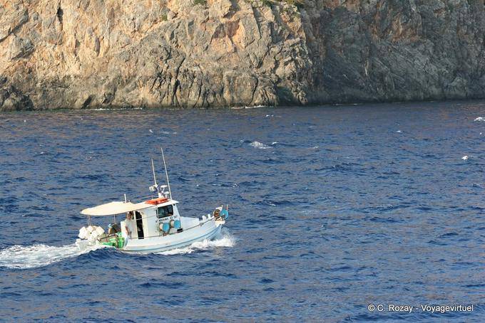 Pesca barca a vela lungo una scogliera Hora Sfakion - Creta, Grecia