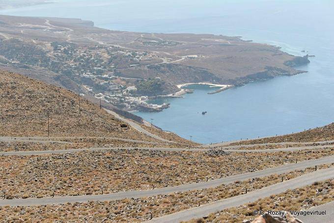 Hora Sfakion vista dalla strada di montagna che conduce a Kampia e Anopoli - Creta, Grecia
