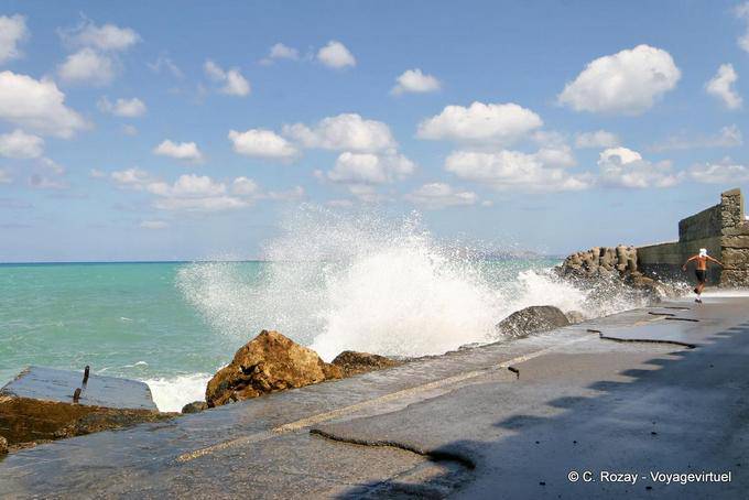 Onde che si infrangono vicino alla Rocca a Mare, Iraklio - Creta, Grecia