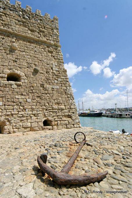 Ancoraggio arrugginita di fronte a un muro del Castello del Molo (Koules), Iraklio (Candia) - Creta, Grecia