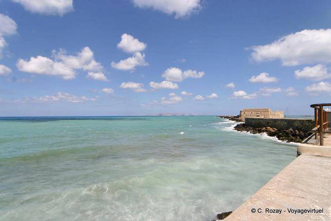 I colori del mare lungo il molo che porta al forte, Iraklion (Heraklion) - Creta, Grecia