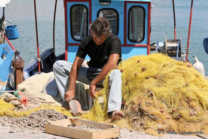 Martellare molluschi catturati nella rete, porto Iraklio (Candia) - Creta, Grecia