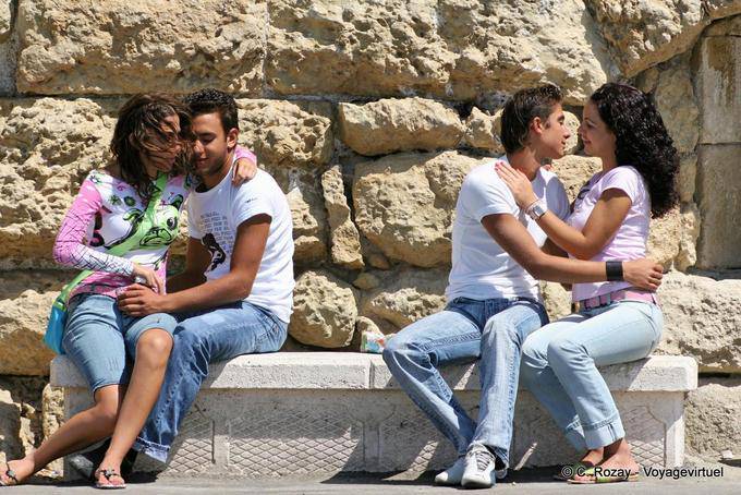 Amanti che Smooch sulle panchine pubbliche, Iraklio (Candia) - Creta, Grecia