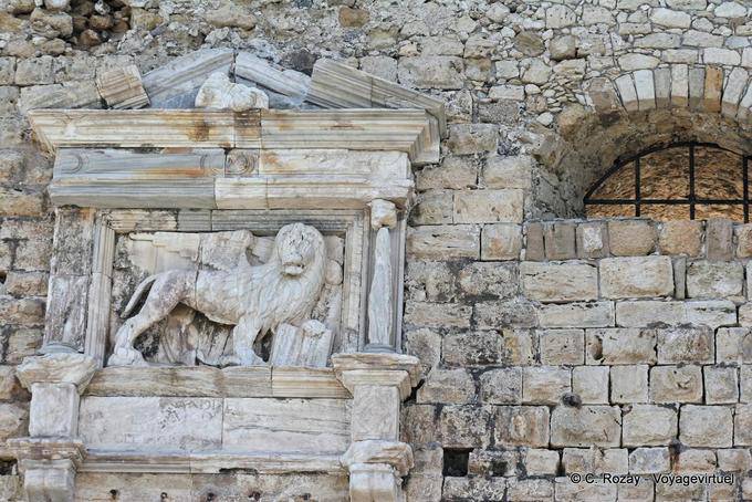 Il Leone di San Marco, simbolo della Repubblica di Venezia, sopra l'ingresso alla fortezza di Heraklion - Creta, Grecia