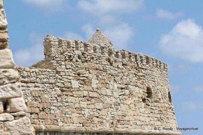Pareti e merli arrotondati arenaria dell'architettura militare veneziana, Fort Koules, Heraklion - Creta, Grecia