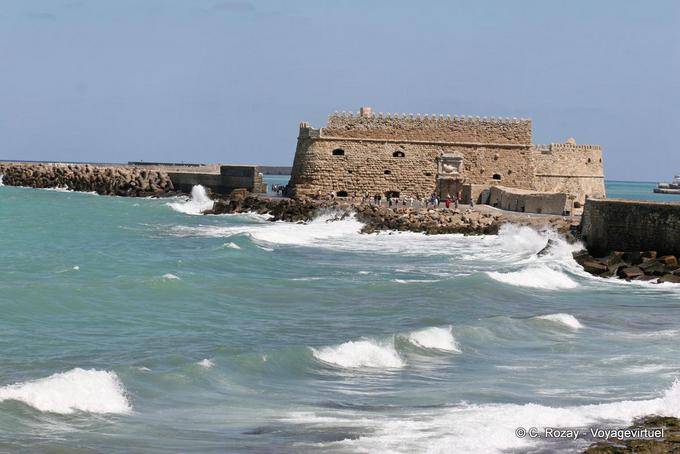 Onde di forza contro le fondamenta della fortezza di Rocca al Mare o Koules, Iraklio (Candia) - Creta, Grecia