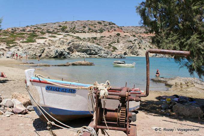 Itanos, argano e la barca sulla spiaggia - Creta, Grecia