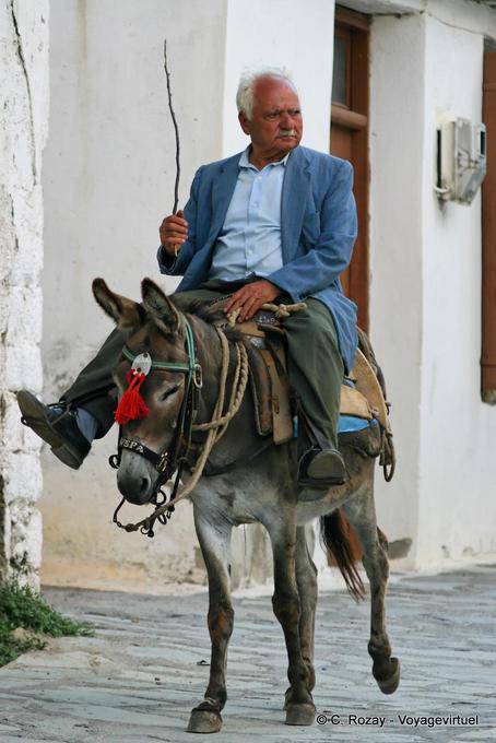 Vive in abiti della domenica sul suo culo, Lassithi - Creta, Grecia