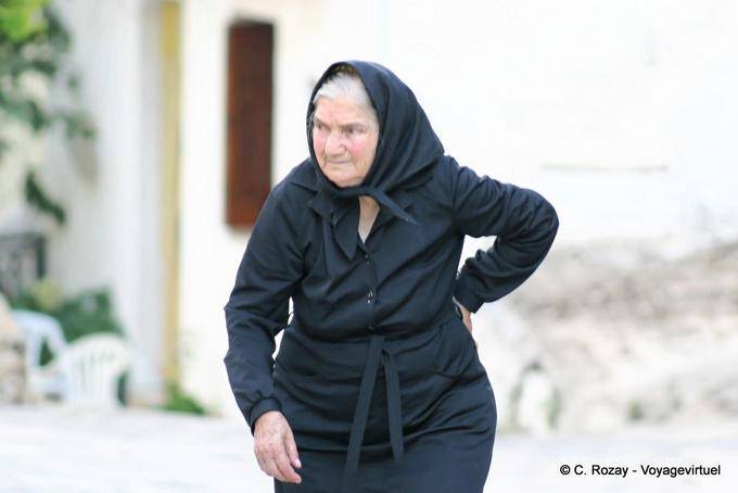 Abito tradizionale cretese con foulard nero, Lassithi - Creta, Grecia