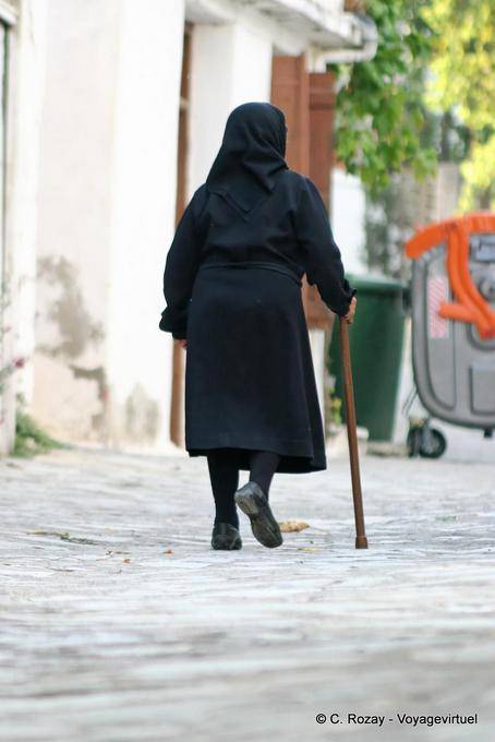 Il nero è il colore dominante per l'abbigliamento Cretesi, Lassithi - Creta, Grecia
