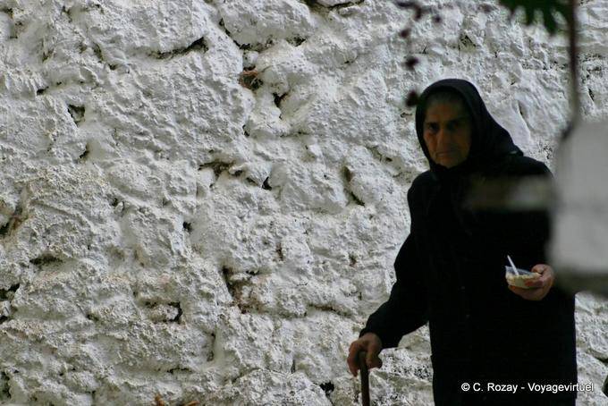 Ombra nera sul muro con calce, Oropedio Lassithiou - Creta, Grecia