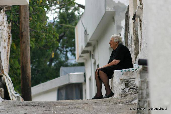 In attesa di una panchina di pietra in Lasithi - Creta, Grecia