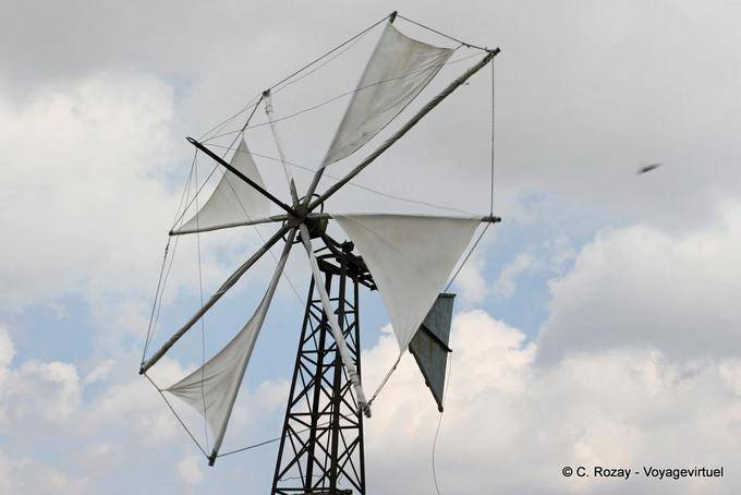 Wind turbine caratteristica Lassithi plateau - Creta, Grecia