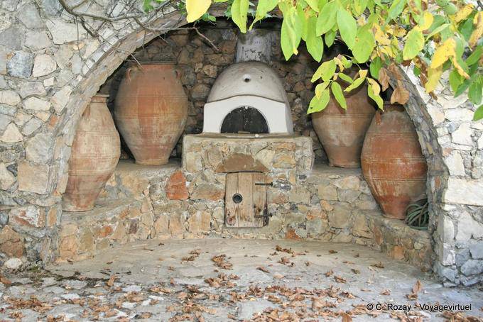 Forno e anfore Tzermiado, Lassithi - Creta, Grecia