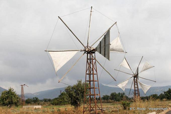 Tra le ultime turbine eoliche, che sono purtroppo sostituiti da moto pompe, Lassithi - Creta, Grecia