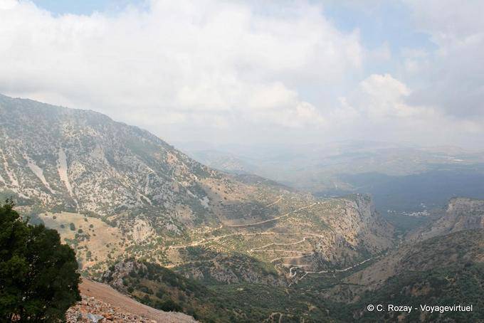 Vista della strada tortuosa verso il Lassithi Krasi - Creta, Grecia