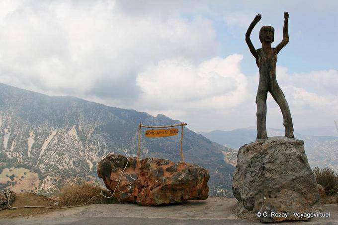 Statua Homo sapiens cane e pittoresco museo situato a Hersonissos - Creta, Grecia