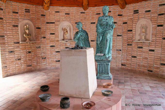 Casa degli dei con statue di Zeus e Hera, Lassithi Homo Sapiens Museum - Creta, Grecia