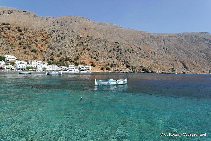 La trasparenza di acqua sul paesaggio di montagna, Loutro - Creta, Grecia