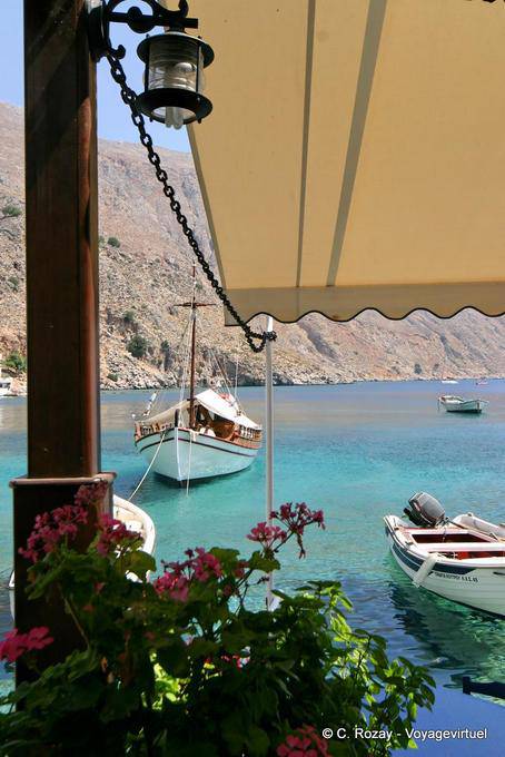 Vista Loutro da una taverna in ombra - Creta, Grecia