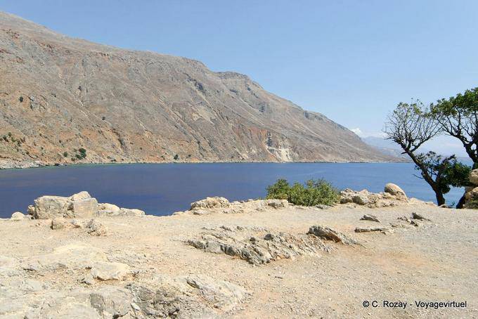 Secco terra, roccia e mare pelati all'estero Loutro - Creta, Grecia