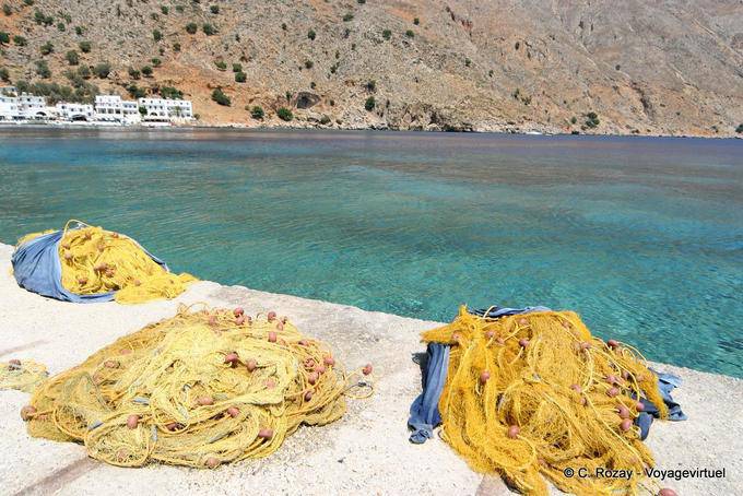 Loutro, reti da pesca sul molo - Creta, Grecia