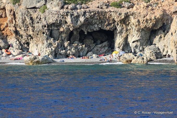 Pebble beach a grotta penisola Loutro - Creta, Grecia