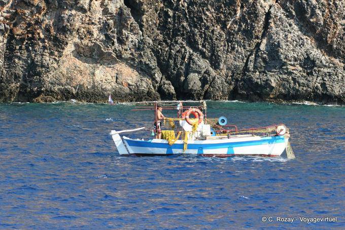 Pescatore nella sua barca sul bordo della scogliera a Sougia - Creta, Grecia