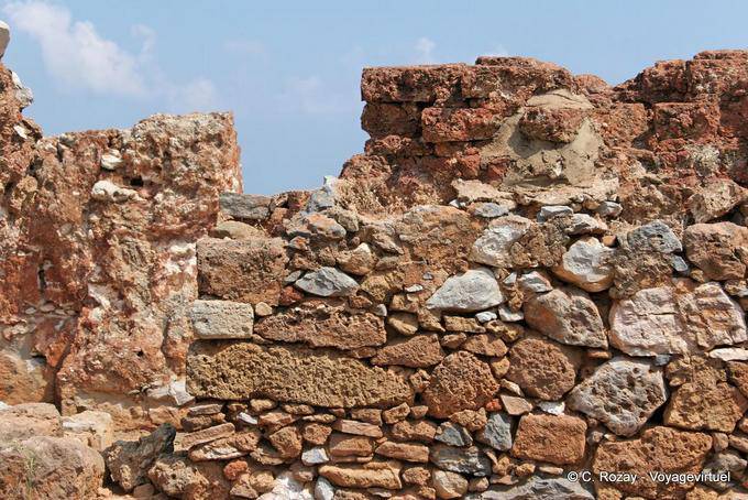 Parete vicino all'ingresso nord, sulla strada per il mare, Palazzo di Malia - Creta, Grecia