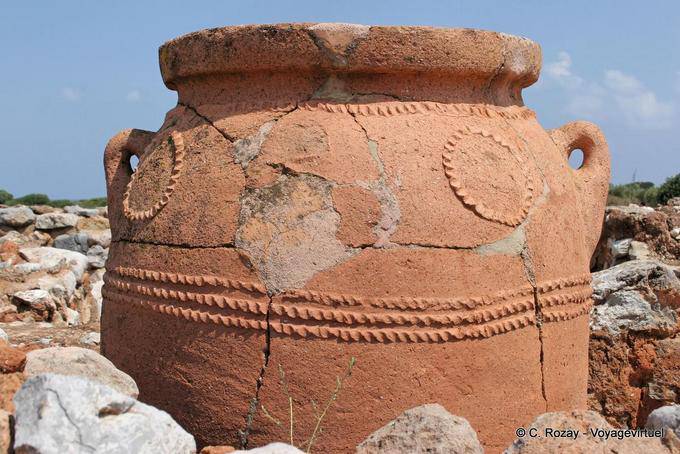 Disegni decorativi nelle stringhe di soccorso su un pithos, Palazzo di Malia - Creta, Grecia