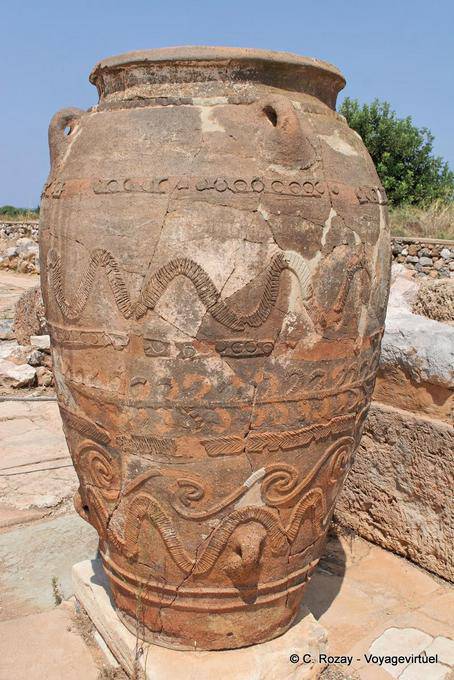 Pithos visto in pieno, probabilmente usati per olio negozio o vino, Palazzo di Malia - Creta, Grecia