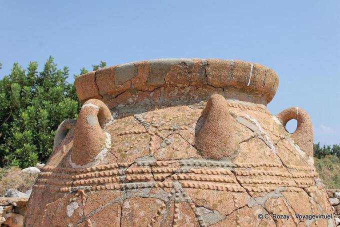 Solar Deco su un pithos utilizzato per memorizzare non deperibili prodotti agricoli di base, Malia - Creta, Grecia