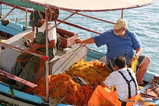 Matala, reti Mending dopo la pesca - Creta, Grecia