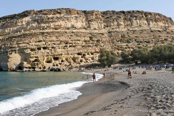 La spiaggia di arco e il sito delle grotte tomba di Matala protetta - Creta, Grecia